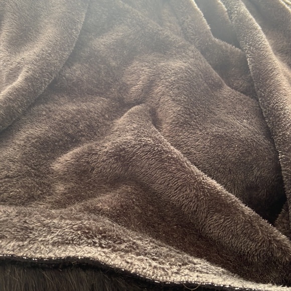 Women’s faux fur shall - Picture 2 of 2